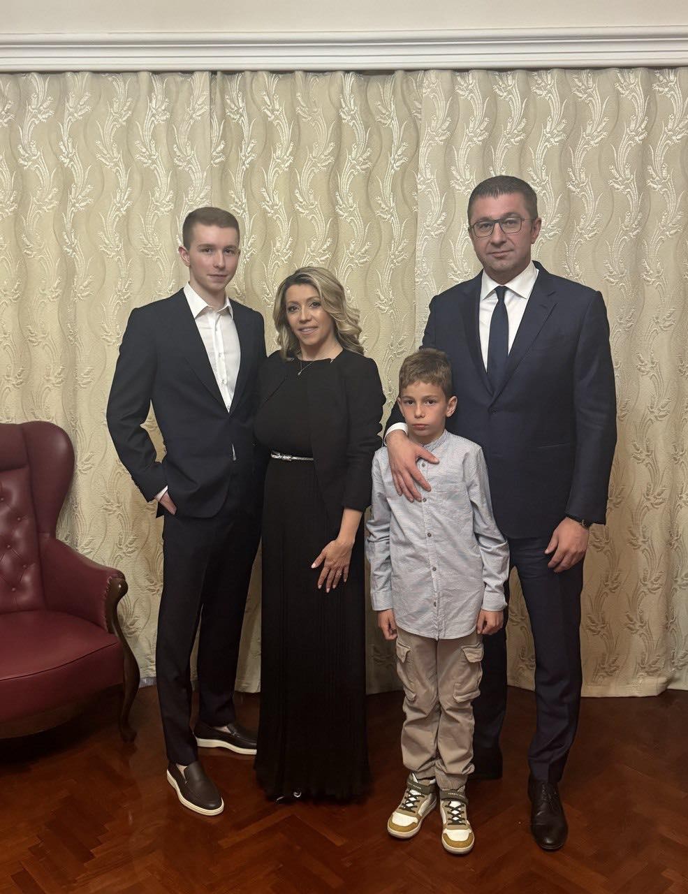 „ОД ОКТОМВРИ СИНЕ, СЕ ГЛЕДАМЕ НА МАШИНСКИ“: Синот на Мицкоски матурираше, ќе студира на факултетот каде што професор е татко му