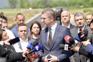 Нема да доѓаат мигранти од Велика Британија во земјава уверува Мицкоски