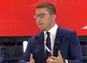 Мицкоски: Бидете спокојни, стратешкиот договор со В. Британија не предвидува прием на мигранти