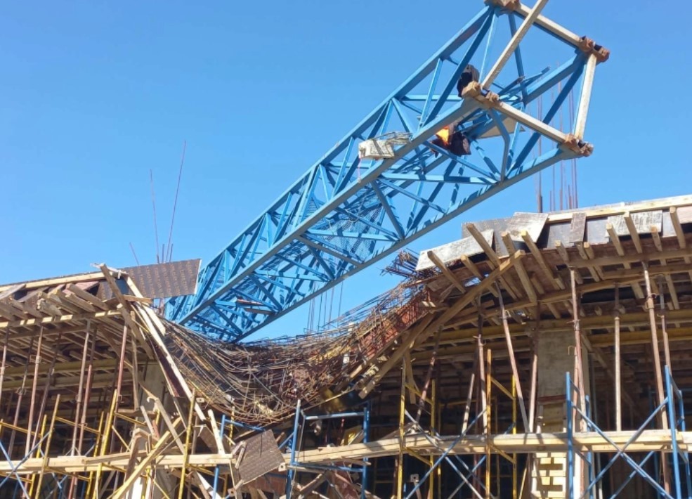 ПАДНА КРАН НА ГРАДИЛИШТЕ: Поранешната касарна во Битола од поодамна е градилиште