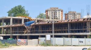 Нестручно работење или невнимание – надлежните треба да ги утврдат причините за падот на кран на градилиште во Битола