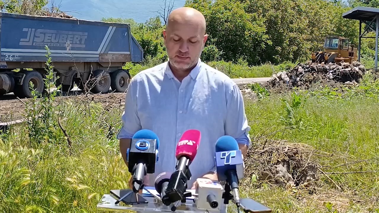 Симболично чистење на дивата депонија во Преспа
