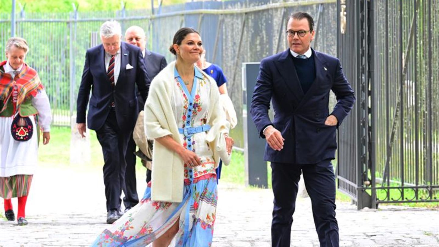 Моден изглед на Ројал: Нема костум на националниот празник? Ја заобиколува семејната традиција