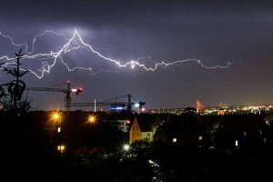 Скопје го зафати невреме проследено со пороен дожд, силен ветер и интензивна појава на град