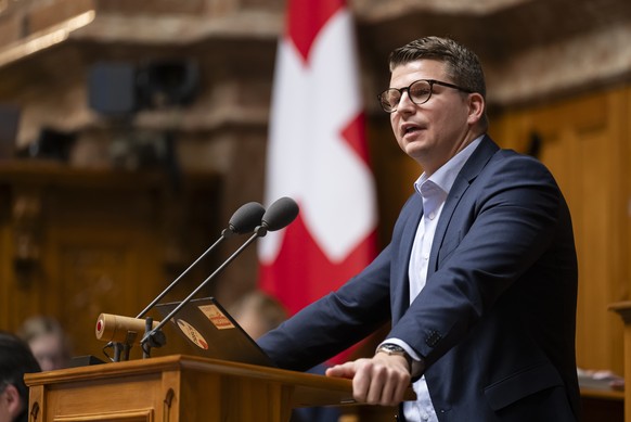 Националниот советник на СВП, Мајк Егер, шмрка со студенти тутун во Бундешаус