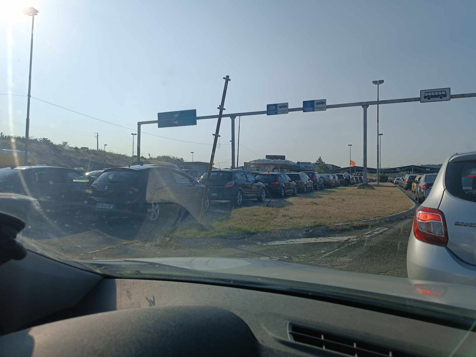 ШЕСТ ДОЛГИ КОЛОНИ ВОЗИЛА НА ГРАНИЦАТА СО ГРЦИЈА: На „Богородица“ се чека со часови