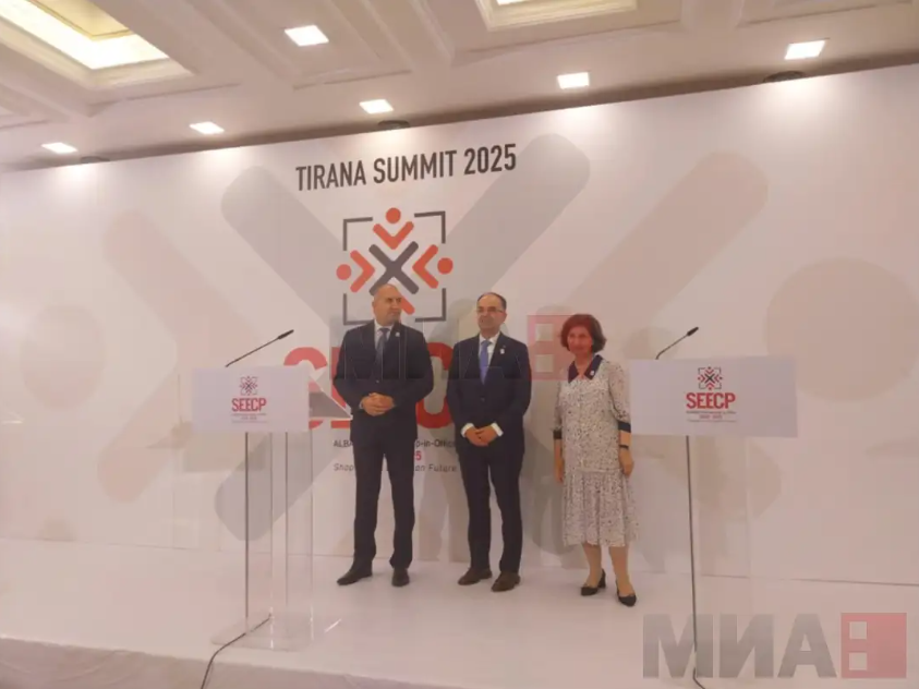 „БУГАРИЈА НЕ ПОСТАВУВА БЛОКАДИ, ТРИ ГОДИНИ ЧЕКАМЕ ЗА УСТАВНИТЕ ИЗМЕНИ“: Радев порача од Тирана