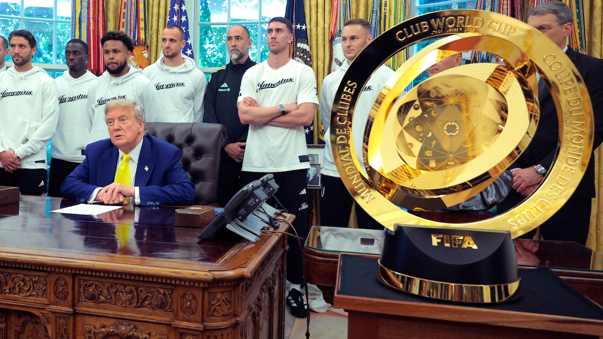„Може ли жените да играат во својот тим?“: Бизарно појавување на Трамп при посета на Јуве во Белата куќа