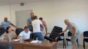 (Видео) Шише заврши во глава на советничка – спречена тепачка на седница на советот на Општина Кочани