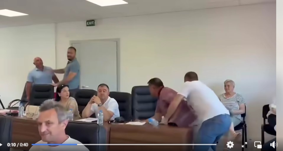 „НА ПРАВНИЧКАТА ОД КОЧАНИ, ЈАВНО И СЕ ИЗВИНУВАМ ЗА НЕНАМЕРНО НАНЕСЕНАТА ПОВРЕДА“: Акиов се извини за ударот во лице