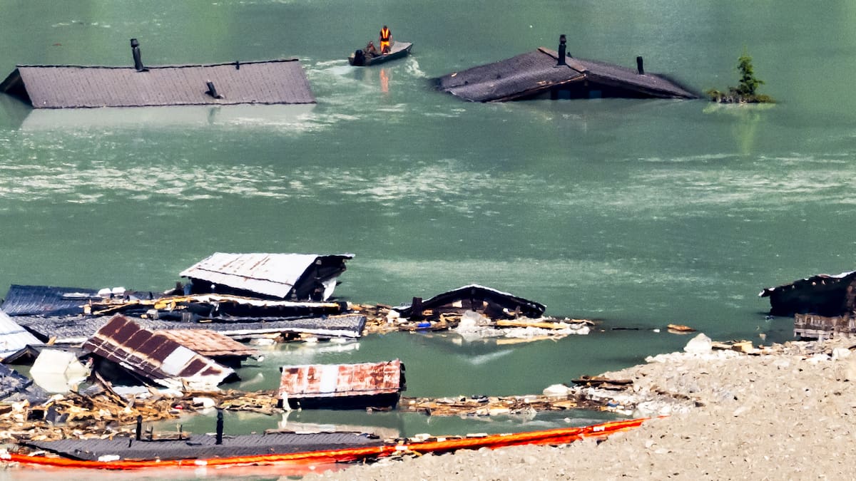 20 членови на армијата во акција: Армијата помага во Блатен со отстранување на морето