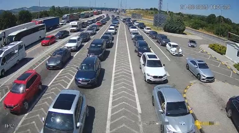 ХАОС И ЗА ВЛЕЗ И ЗА ИЗЛЕЗ ОД ЗЕМЈАВА: Прешево и Богородица преполни со  возила