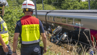 TGV удира трактор во близина на Genенева, ранетиот земјоделски работник