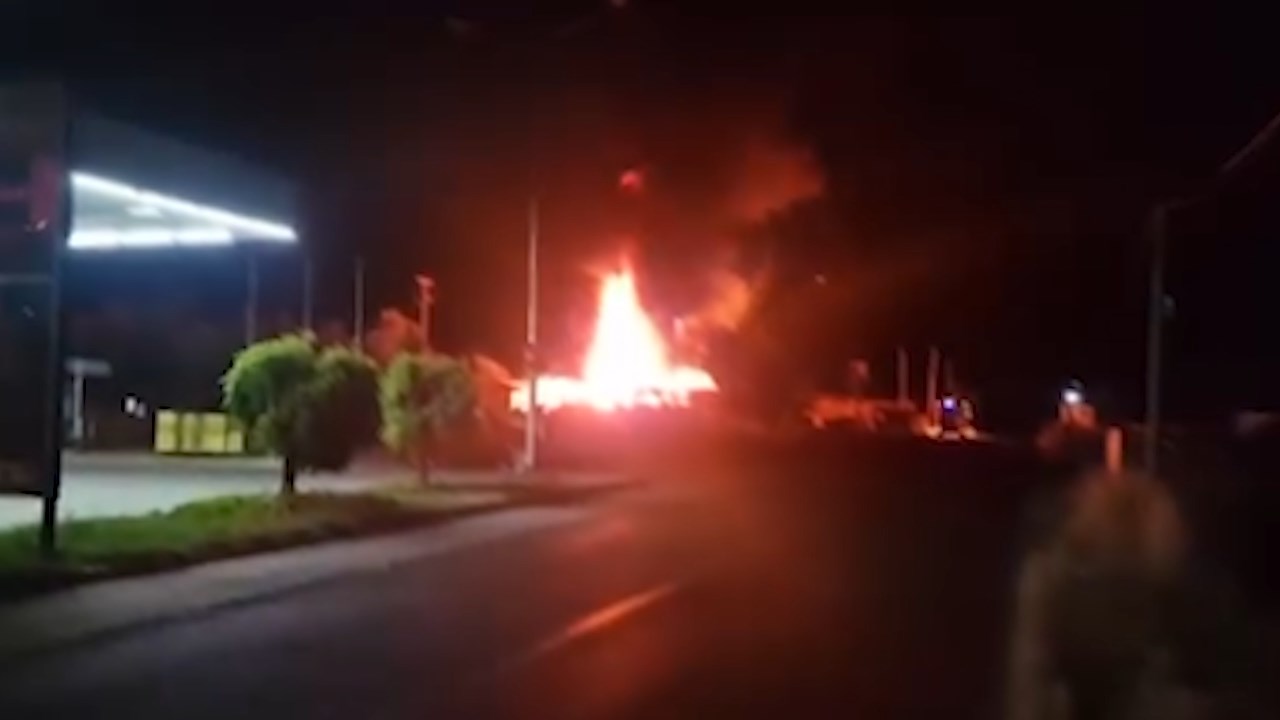 Пожар повторно го потресе Кочани: Три автобуси и комбе целосно изгореа, причините непознати