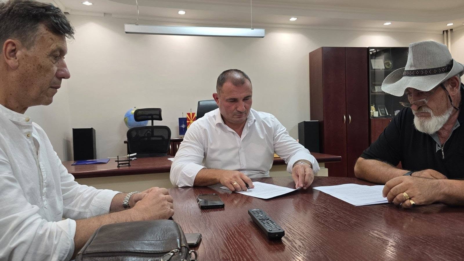 Двајцата пензионирани пилоти продолжуваат да гасат пожари, потпишаа договори со ДЗС