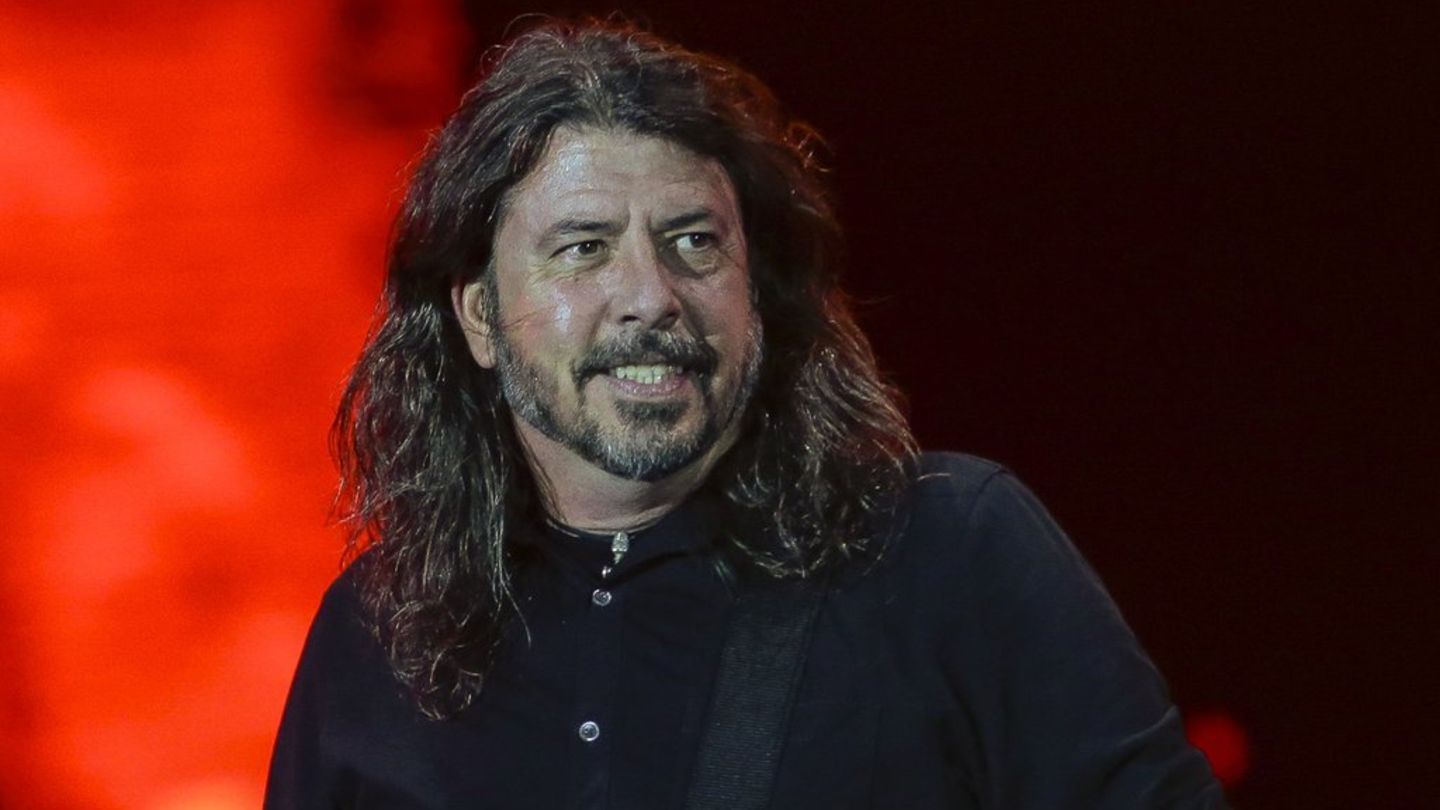 Foo Fighters ја слават годишнината со сингл: Бенд Достигнувања доцна Тејлор Хокинс