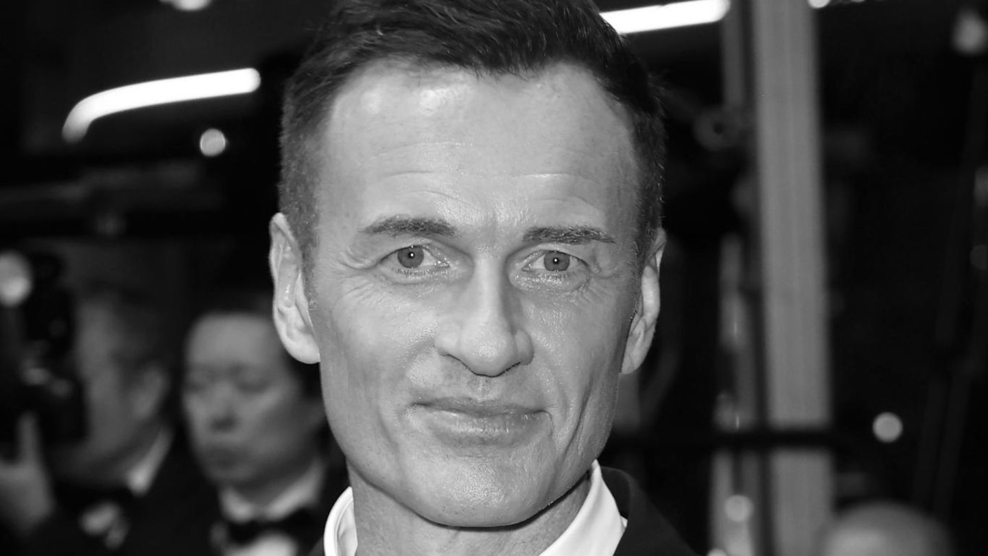 Ianулијан Мекмахон: „Шармиран“ актер почина на 56 -годишна возраст