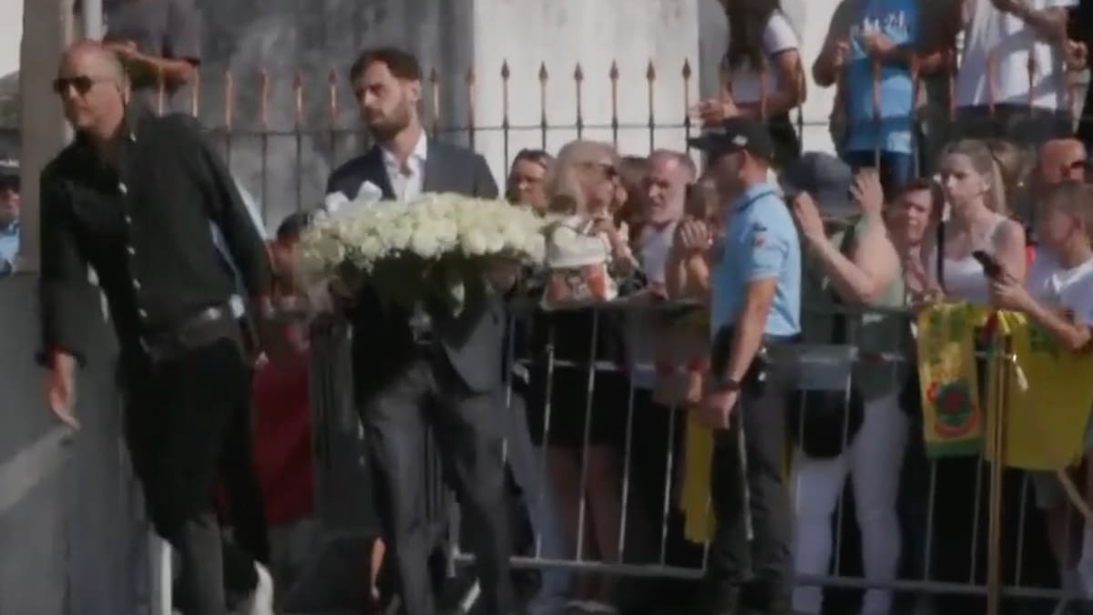 Исто така starsвезди на погреб: Светот се збогува со Диого Јота (28 фунти)