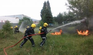 Пожарот кај фабриката Самоков втор ден е активен, но не преставува опасност