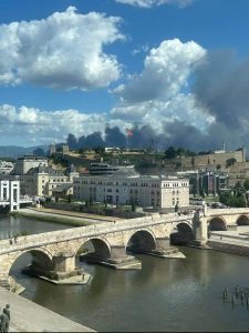 (фото) ЦУК: Гори близу депонијата Визбегово, чадот го обвива центарот на Скопје