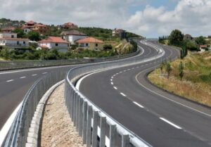 Поради разгорување на пожарите, затворена е за сообраќај скопската обиколница од клучка Арачиново до клучка Приштина