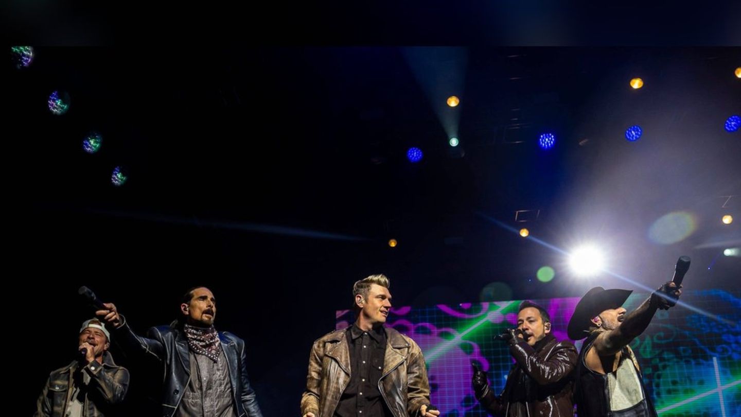 Backstreet Boys во Лас Вегас: Комичарот Оливер Почер во воведното шоу