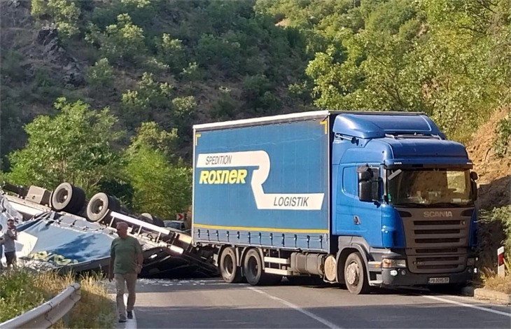 Демолирана приколка на камион го затвори патот Истибања – Крива Паланка
