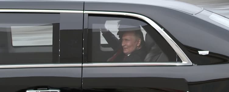 Трамп и Путин отпатуваа заедно до местото на одржување на самитот во американскиот „Ѕвер“ (ВИДЕО)