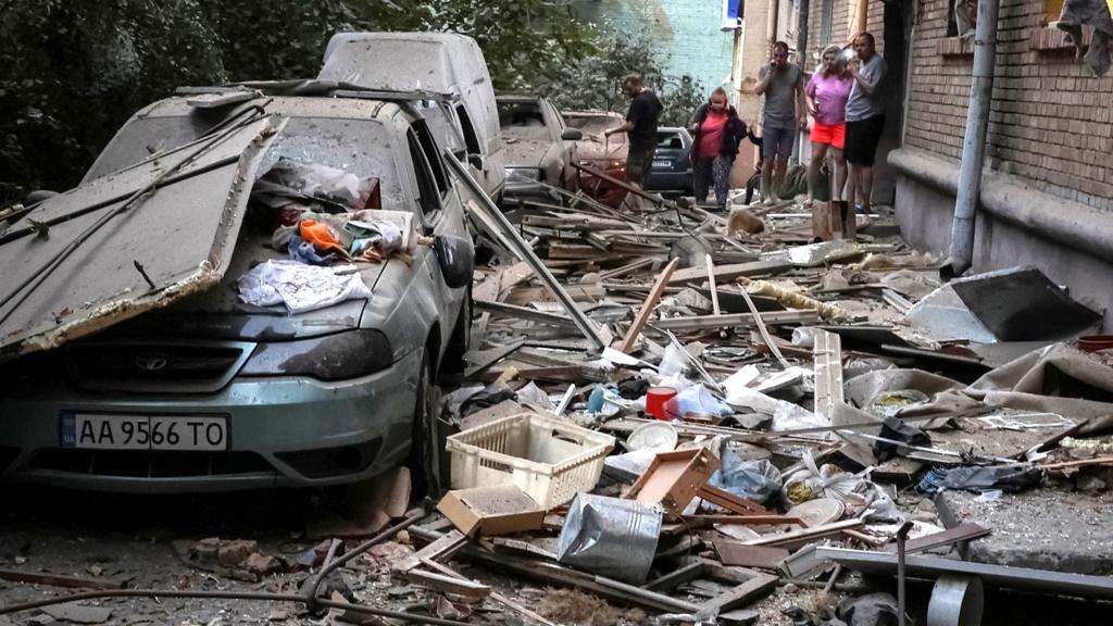 Најмалку 17 загинати и десетици повредени во руски напад врз Киев, меѓу жртвите и деца