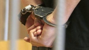 Бил приведен откако не ја испочитувал судската наредба да не и се приближува на сопругата од која се разведува