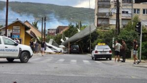 Невреме со силен ветер во Скопје – паднати кровови од згради во Чаир и во Ѓорче Петров