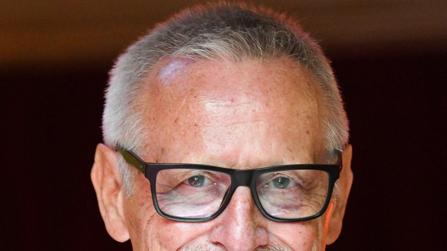 Константин Векер: Тој тешко може да свири пијано