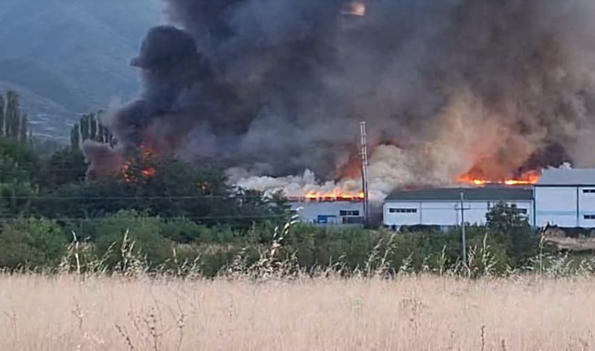 ЦУК за пожарот во фабриката во Виница:  Побарана е дополнителна помош од околните општини