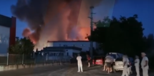 (Видео) Амбулатни возила, полиција, притивпожарни екипи од повеќе градови пред фабриката што гори во Виница