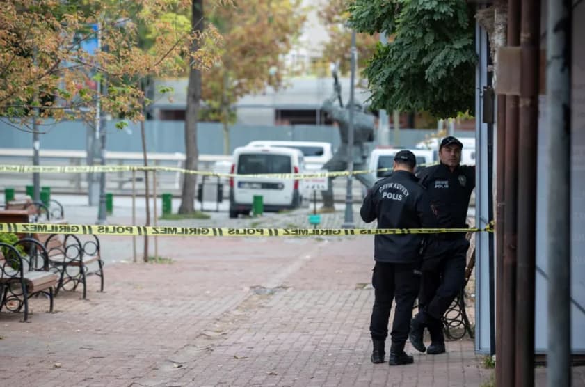 Хаос во Измир: Убиени се двајца полицајци во напад на полициска станица (ВИДЕО)