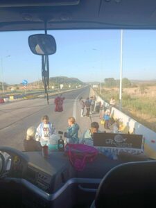По 22 часа и преспивање во расипан автобус, македонските туристи уште се враќаат од Истанбул