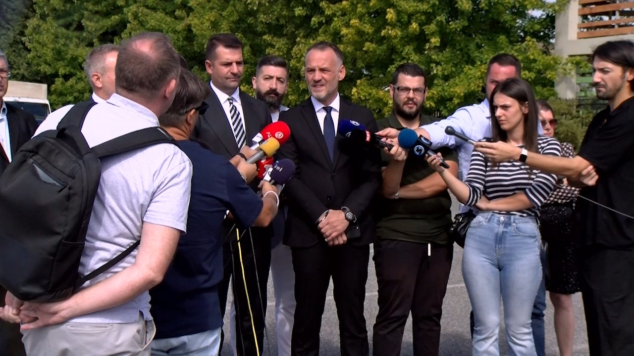 Вицепремиерот Фетаи одби да одговара на македонски јазик
