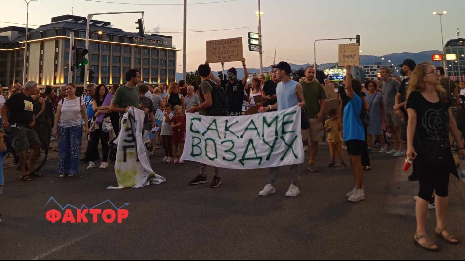 (ФОТО+ВИДЕО) ГРАЃАНИТЕ СЕ БЕСНИ: Повторно излегоа на протест поради загадениот воздух