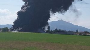 Пожар во фабрика за преработка на батерии и електронски смет во Трубарево, го гасат повеќе екипи