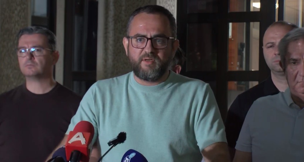 Нема радијација од пожарот во Трубарево, но има препорака околните жители да ги напуштат домовите: Тошковски смирува дека загадувањето е до 200 метри од жариштето