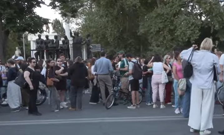 Бараат оставки и дисциплински: Граѓаните излегоа на протест поради убиството на Росица и нејзиниот татко